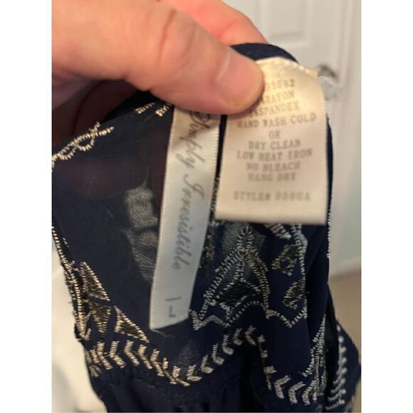 Simply Irresistible Navy Blue Large V-neck. - Picture 2 of 7